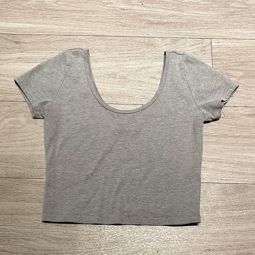 Grey short sleeve crop top